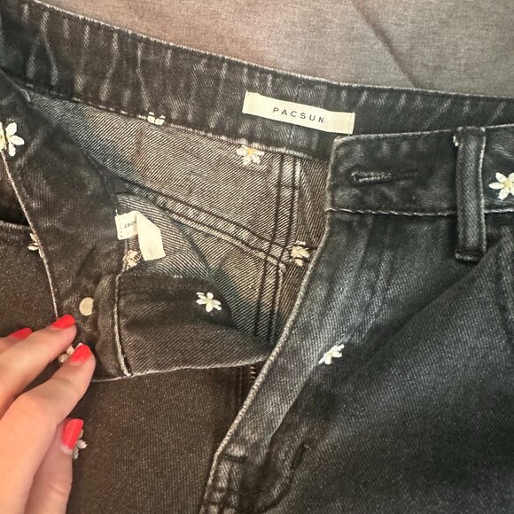 PacSun Black Daisy Embroidered Denim Mom Shorts - Picture 7 of 7